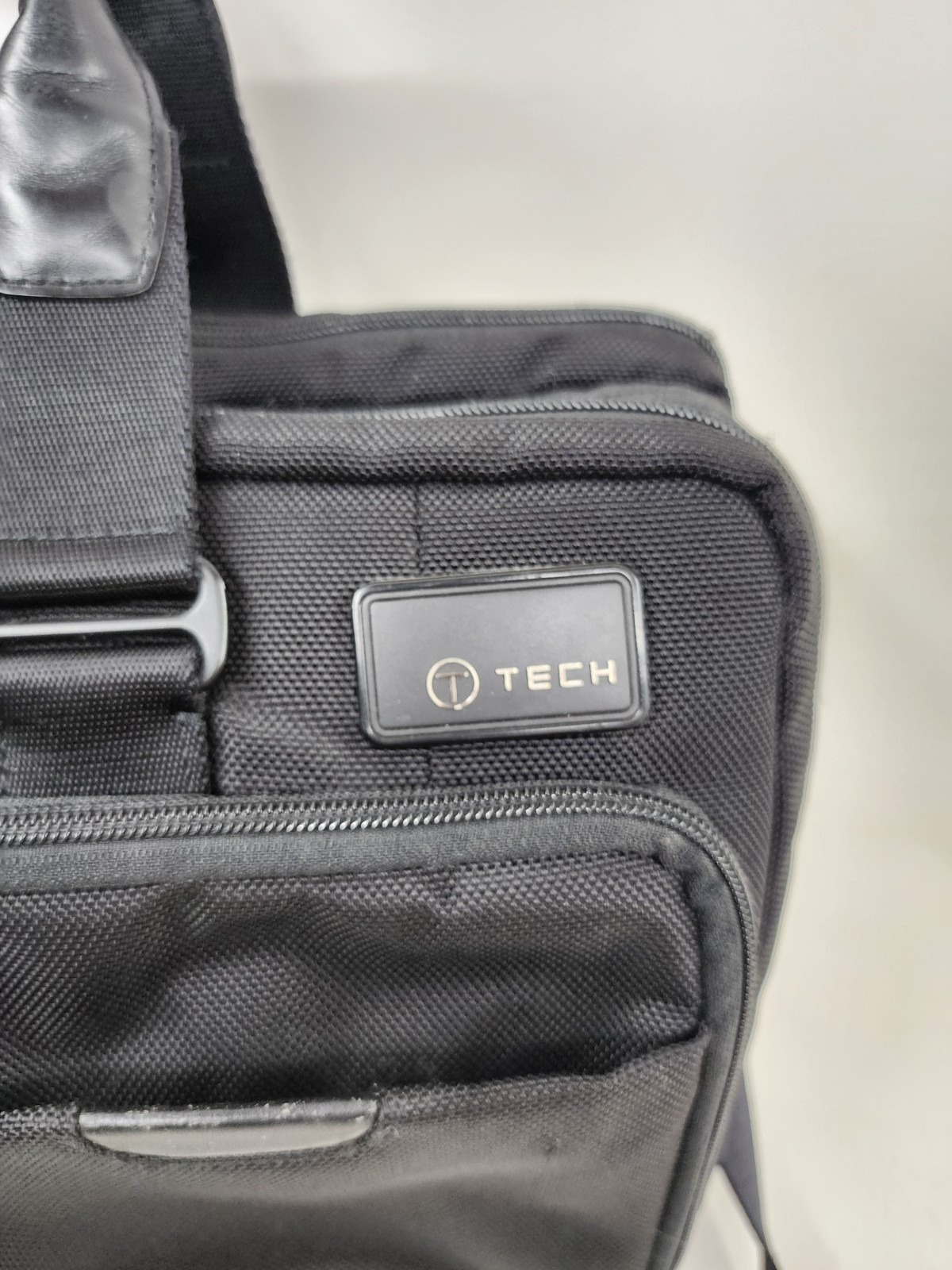 Tumi T-Tech Essential Gear Laptop Shoulder Briefcase Bag Messenger Nylon 58516D