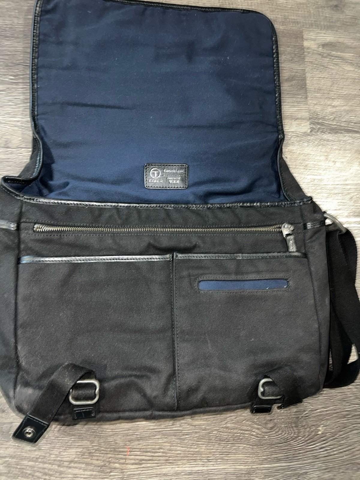 Tumi T-Tech Essential Gear Black Laptop Messenger Bag Expandable Bag 55171dc