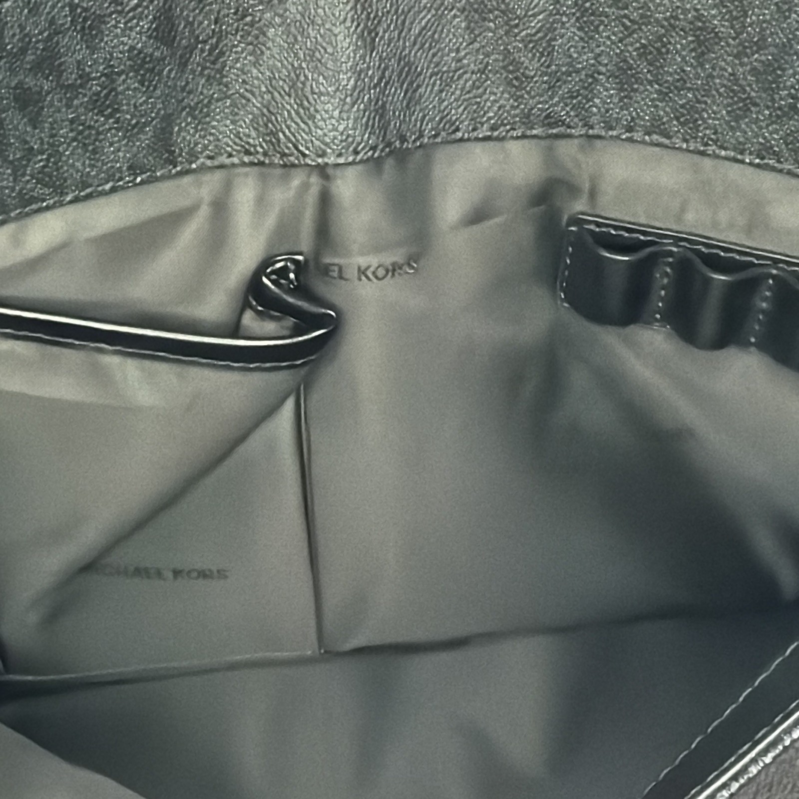 Michael Kors Black Messenger Bag Magnetic Closure Adjustable Strap Inner Pockets