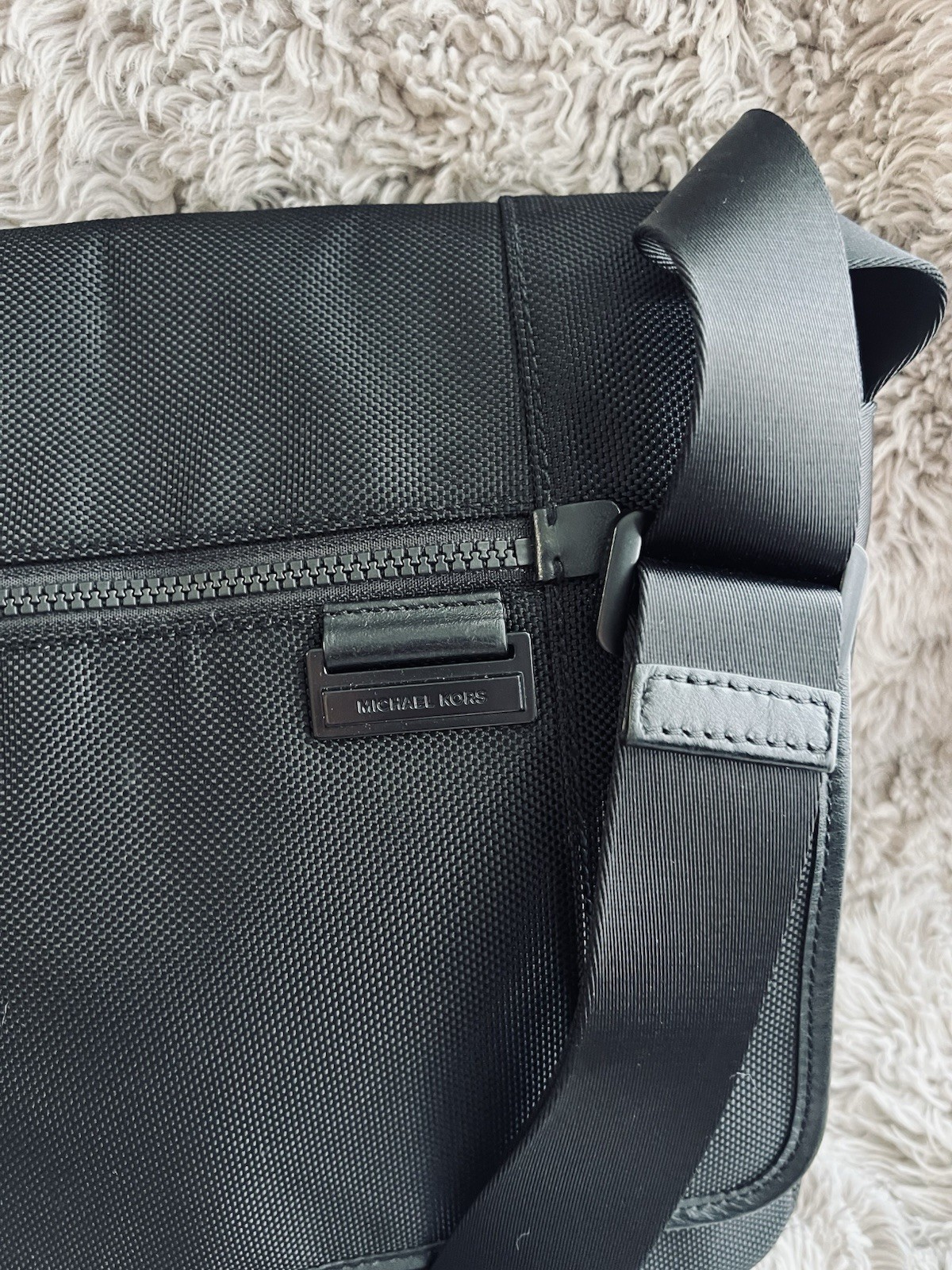 MICHAEL KORS Men’s Large Travis Messenger Bag crafted Leather Trim Black Nylon