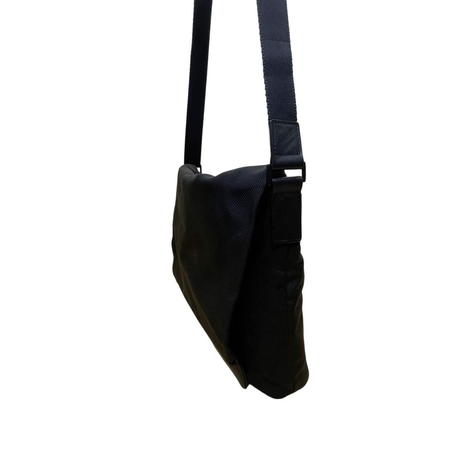 Tumi Men’s Black Fabric Adjustable Strap Durable Lined Interior Messenger Bag