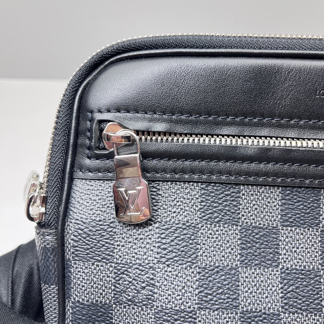 Louis Vuitton Pre-Owned Authentic Messenger Bag Black Two in one 23x4x15cm