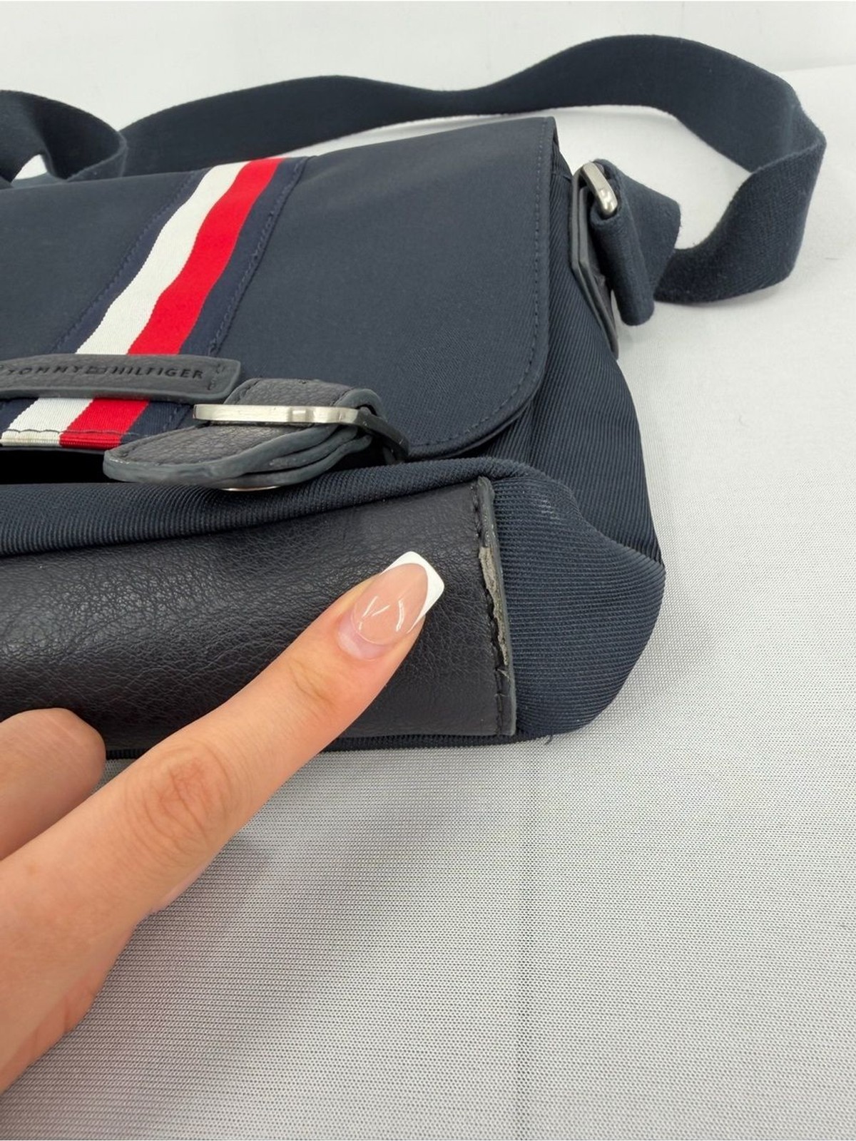 Tommy Hilfiger Men’s Navy Messenger crossbody Bag Travel everyday work casual
