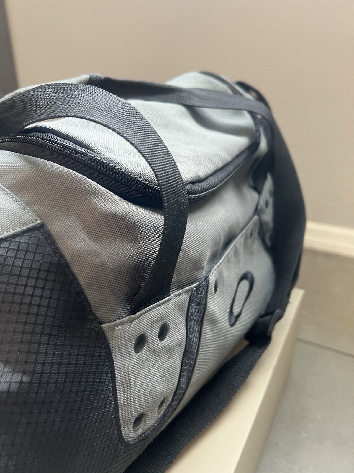Oakley Tactical Field Weekender Boston Travel Gray Brand Logo Large Duffle Bag