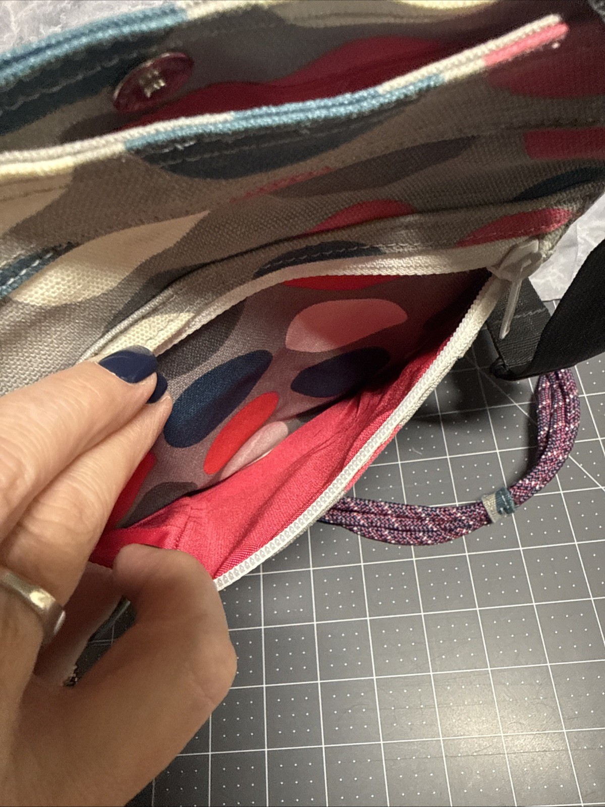 KAVU Keepalong Canvas Sling Bag Crossbody Rope Shoulder Bag Gray With Dots