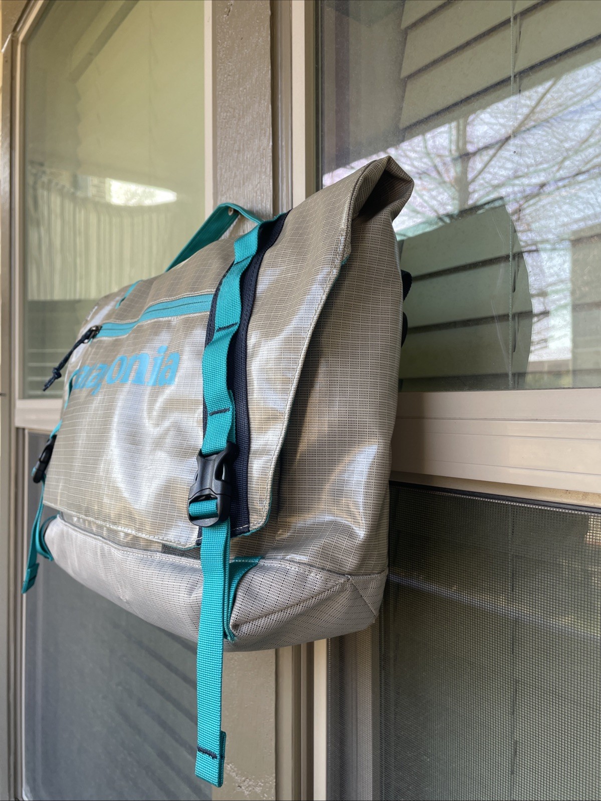 RARE Patagonia Black Hole Messenger 12L Bag Grey Turquoise Green Laptop 49321