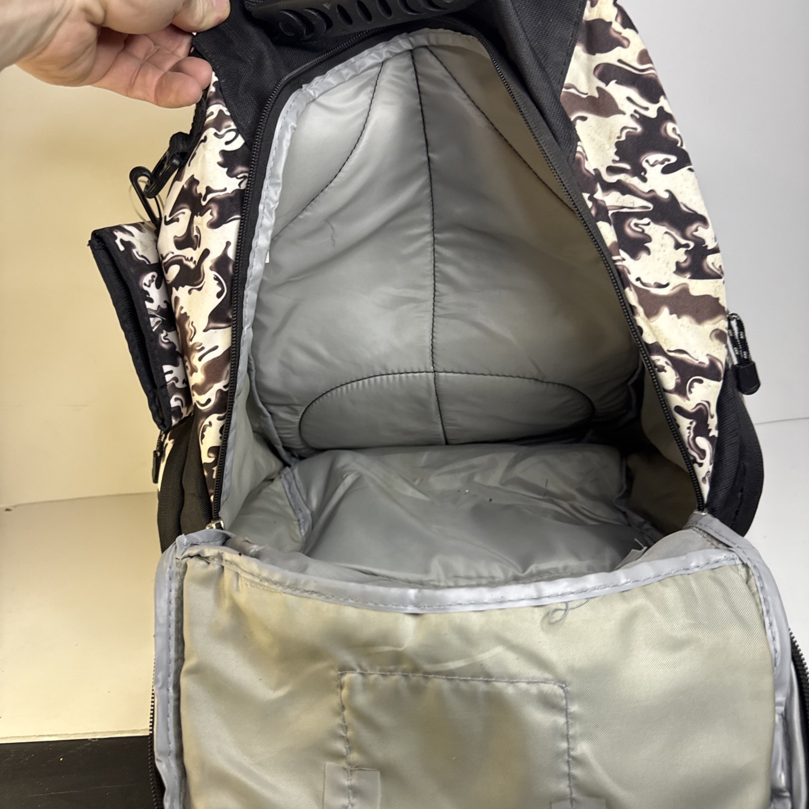 Eastport Xl Expansion Backpack In Abstract Black & White 6 Pockets EUC