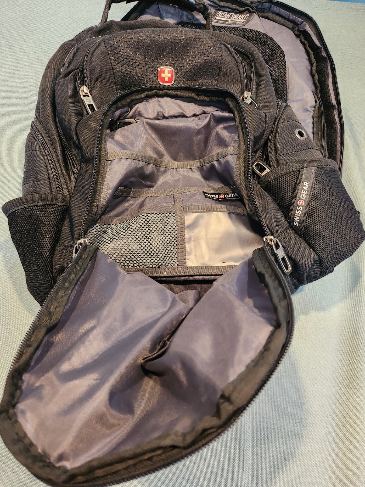 Swiss Gear Airflow Laptop Tablet Backpack Black Many Compartments – Zipper Issue