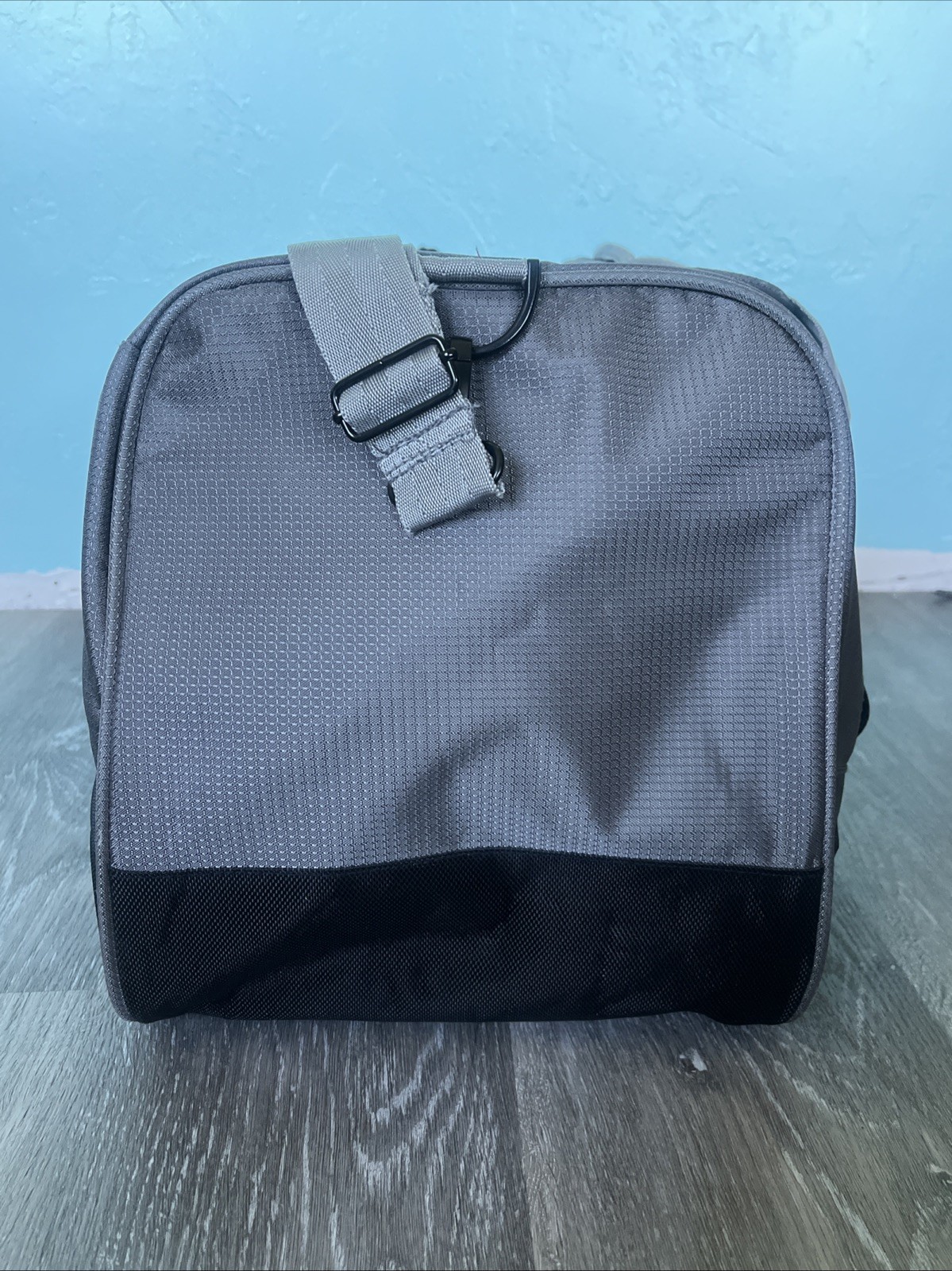 EUC Kenneth Cole Reaction Medium Rip-Stop Duffel Gym Bag GRAY + BLACK MSRP $110