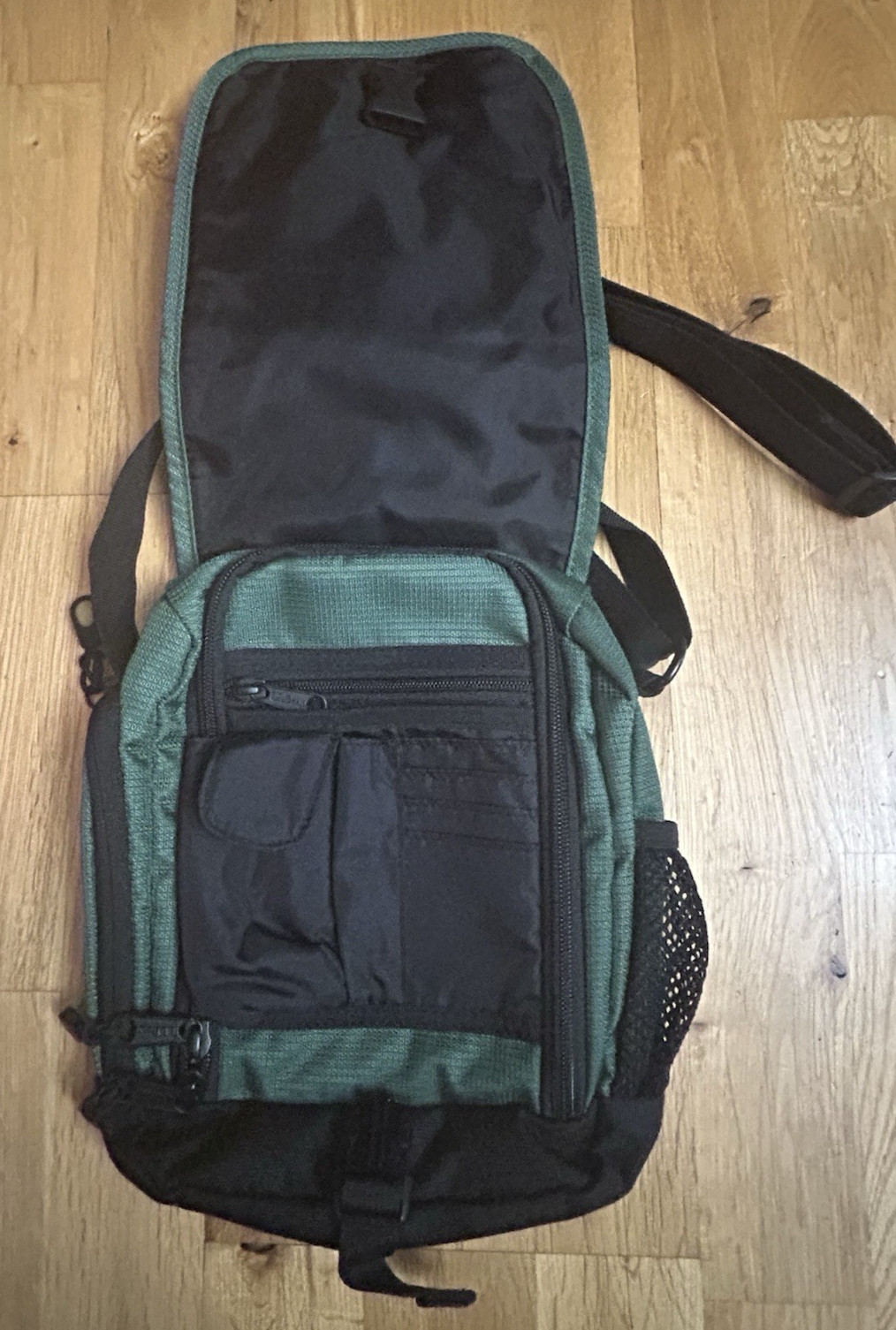 L.L.Bean Green Black Shoulder Travel Bag Adjustable Strap Clip Closure Unisex
