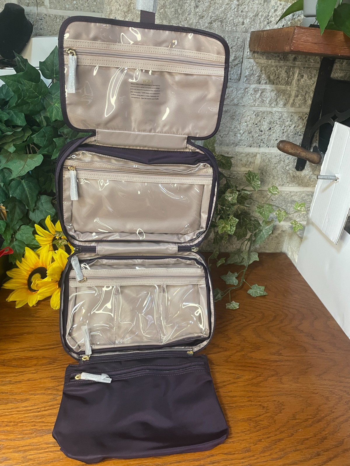 NWT TUMI MELISSA COSMETIC HANGING ZIP AROUND TRAVEL BAG MAKEUP BLACKBERRY