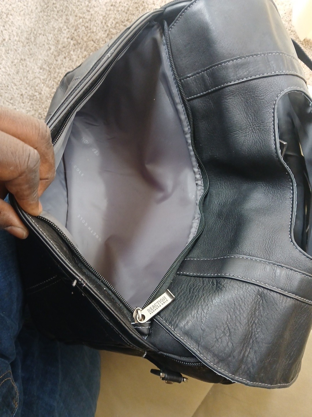 Kenneth Cole Reaction Black Leather Laptop Bag w/adjustable shoulder Strap