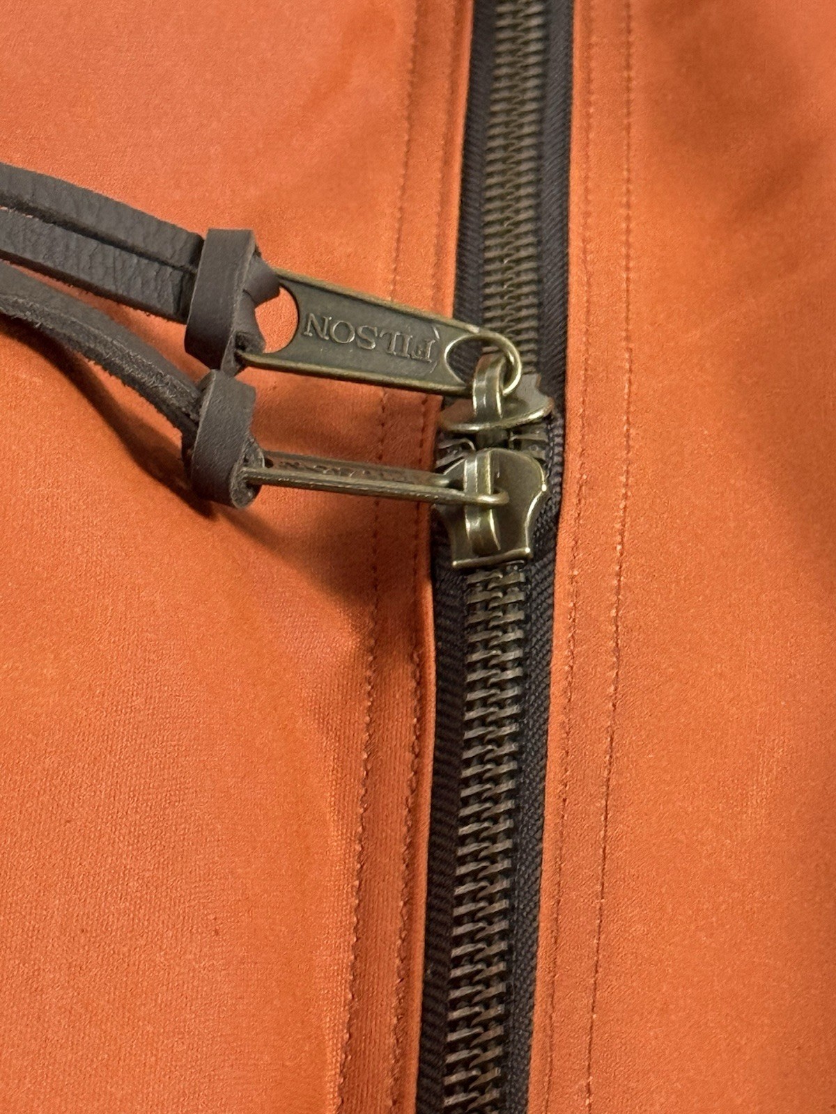 FILSON MEDIUM TIN CLOTH DUFFLE BAG RUST OS NWT