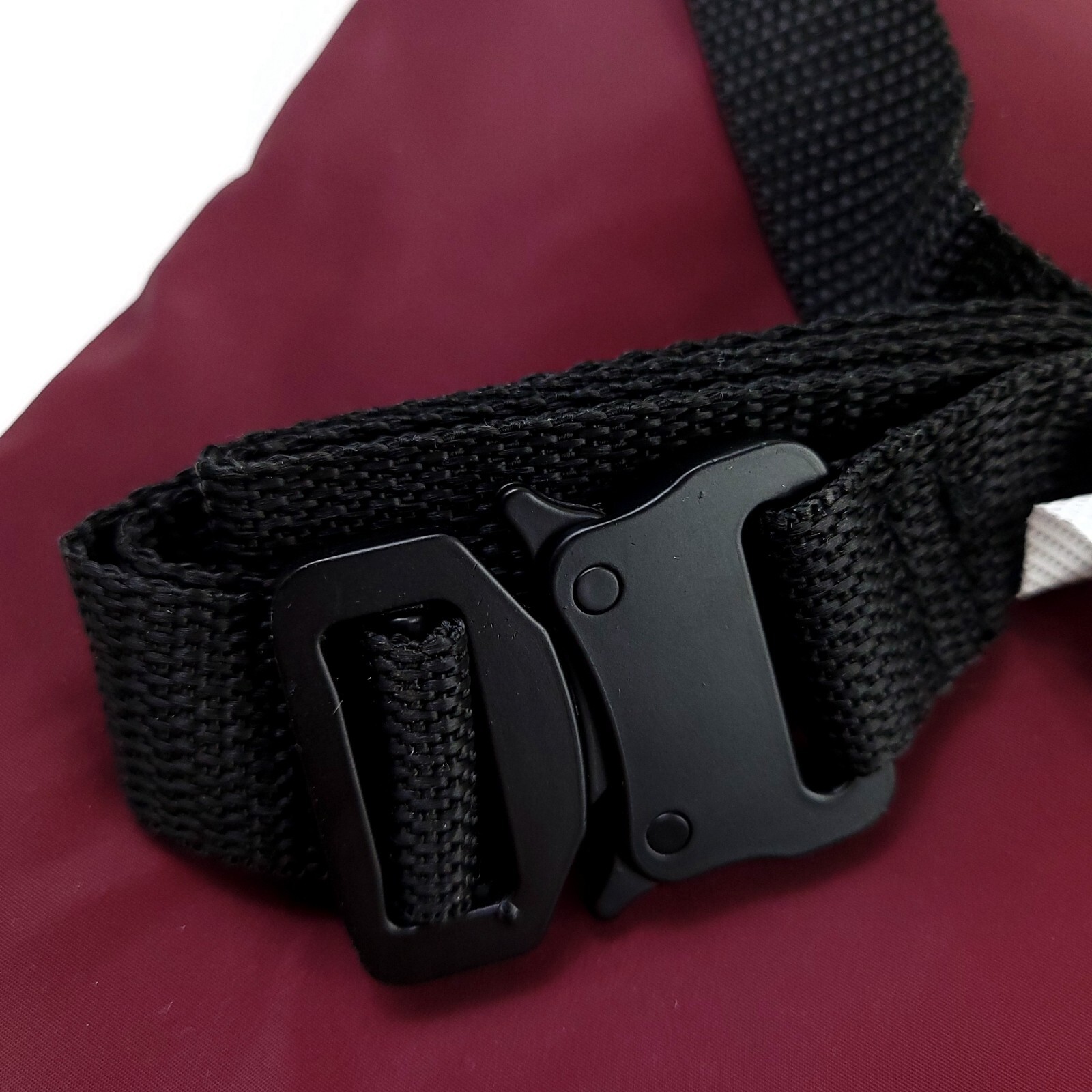 STEVE MADDEN Zip Top Crossbody Man Bag 8 X 6 X 1 Oxblood Dark Red Quick Release