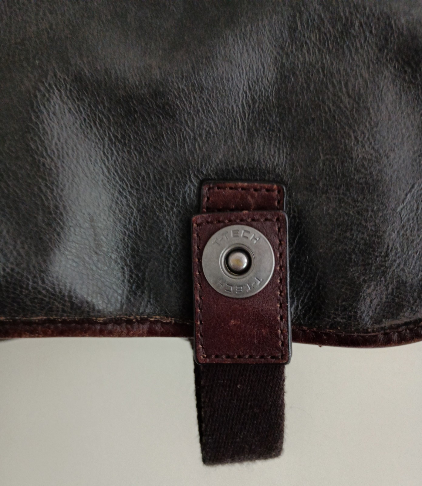 Tumi T-Tech Leather Messenger Bag Flap Zipper Snap Laptop Travel School Brown