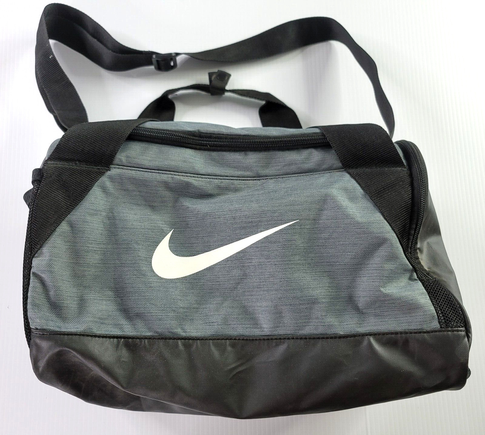 Nike Duffle Gym Bag Small RN#56323 CA#05553 Girls Softball Baseball Track