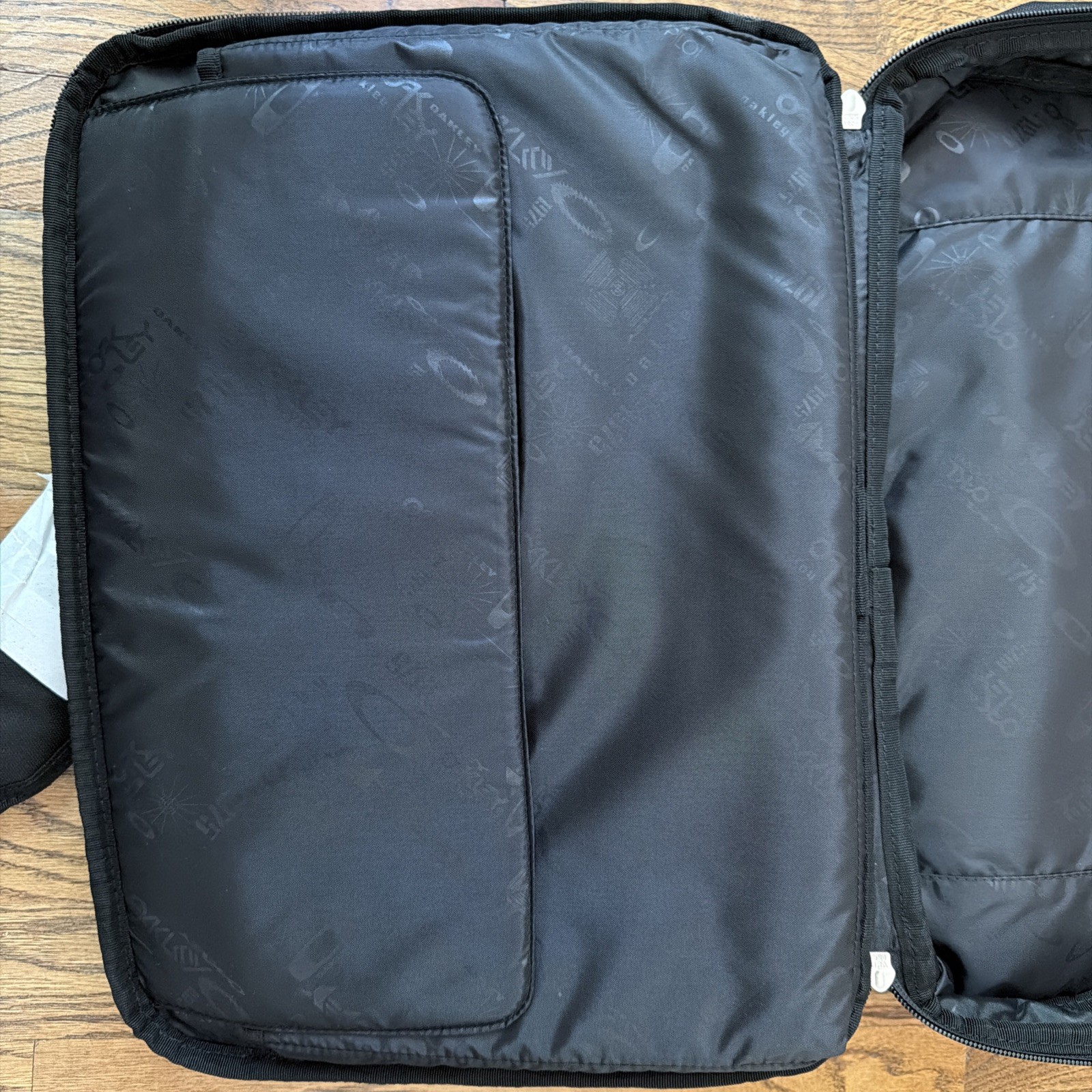 Oakley Messenger Bag Briefcase Shoulder Bag Padded Laptop Multipockets Black GUC