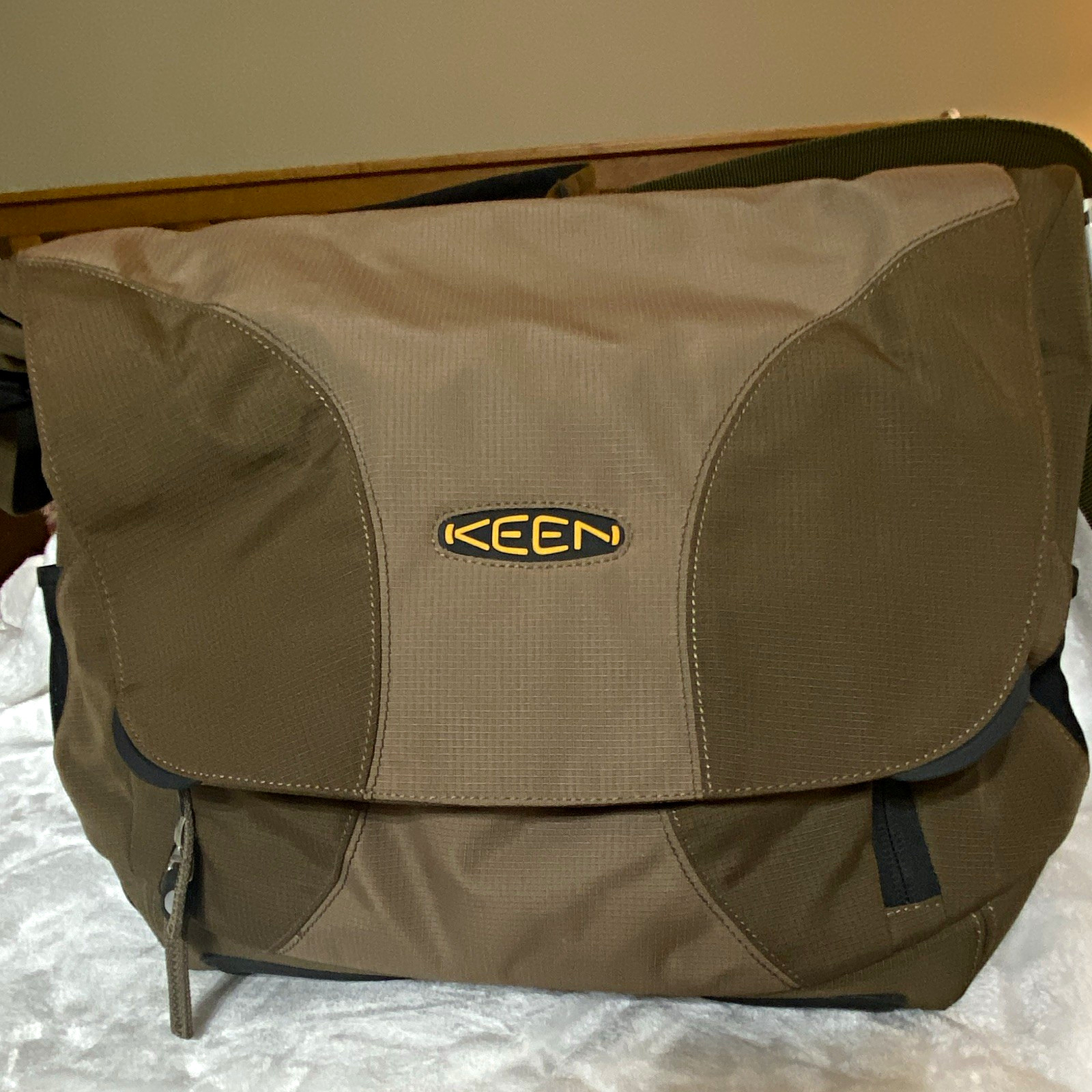 KEEN HybridLife Messenger Bag, Laptop, Olive Tan Adjustable Strap Organizer