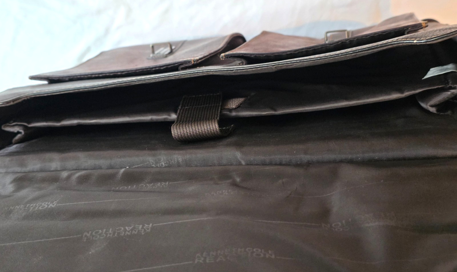 Kenneth Cole Reaction #524451 Laptop Shoulder Messenger Bag Brown Leather?