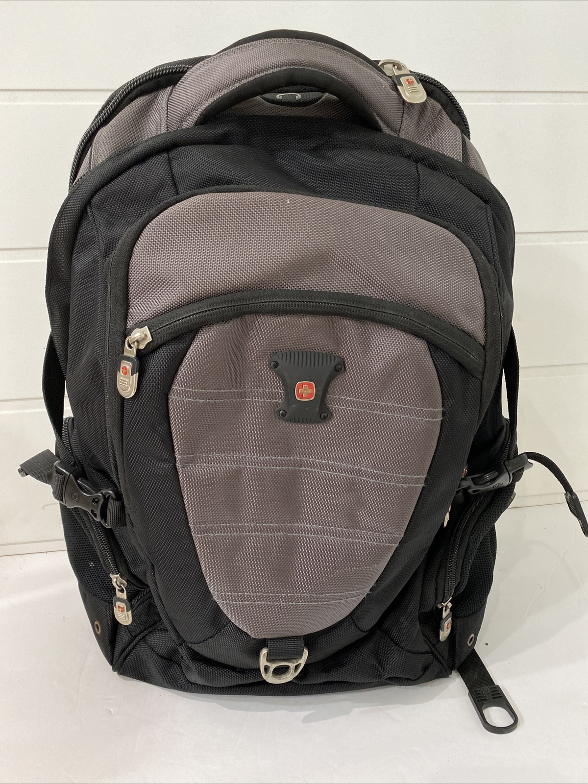 Swiss Gear Multi – Pocket Airflow Cushioned Backpack Black/Gray Travel School