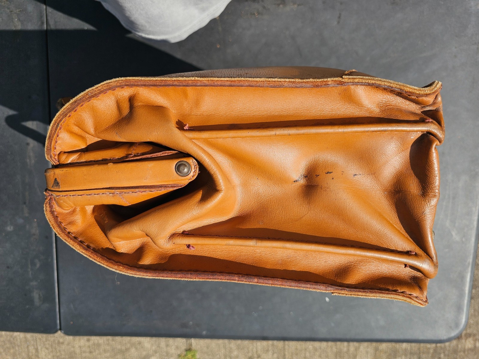 Vintage Tan Brown Leather Briefcase Gladstone-Style Doctors Bag Genuine Cowhide