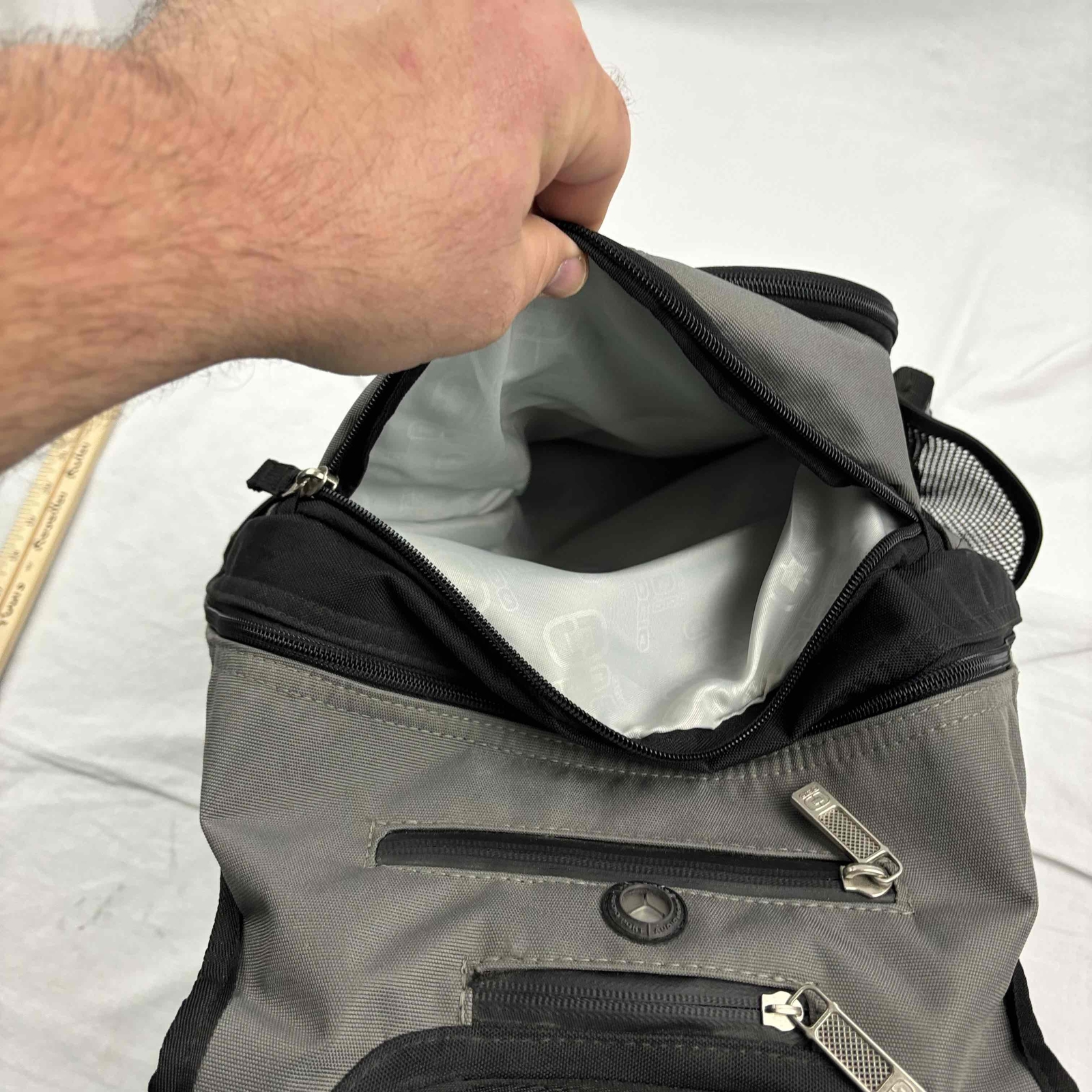 Ogio 8 TRE Backpack Black Audio Laptop Sleeve Organizer Panel Very Good xSpin