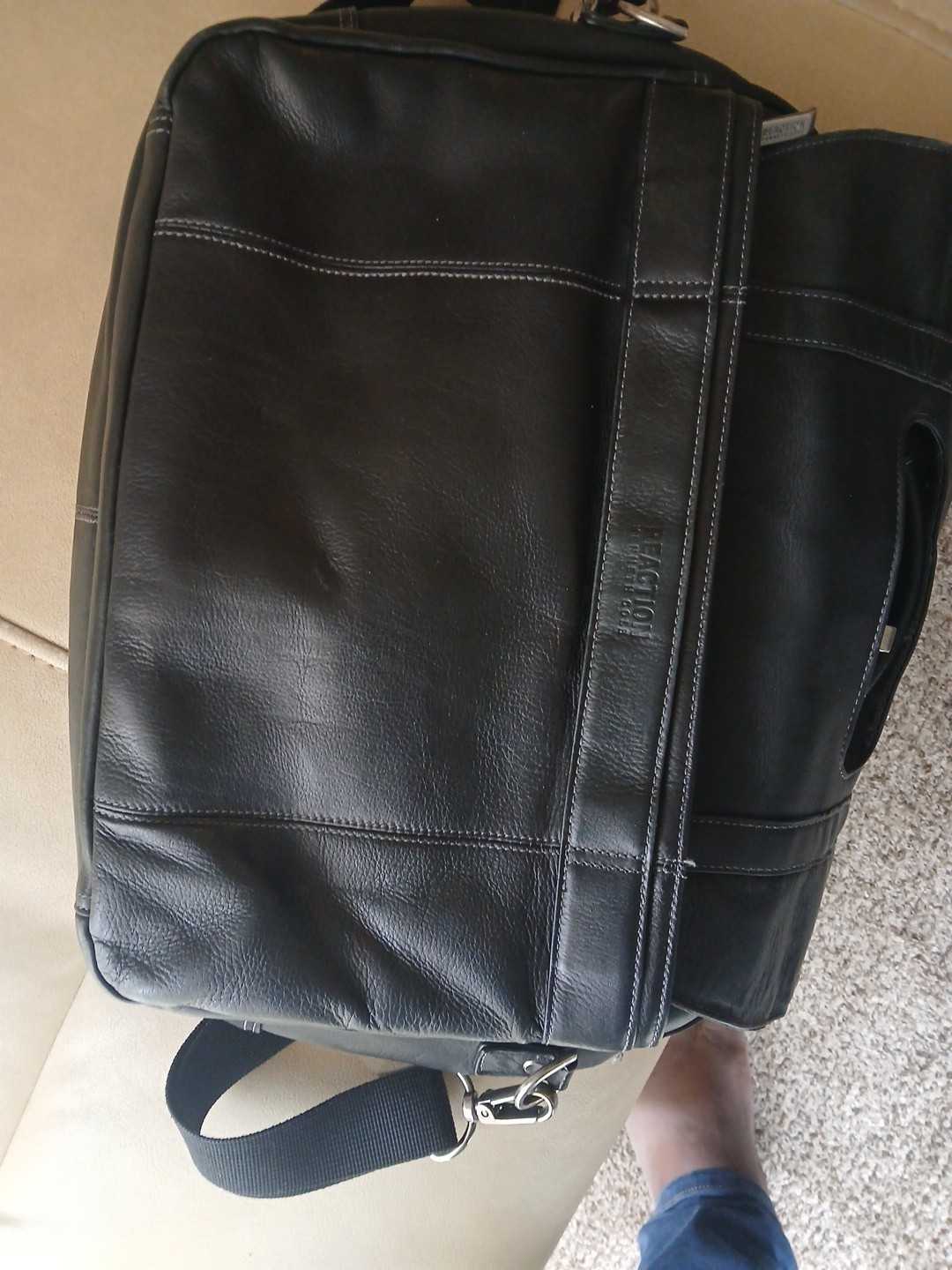 Kenneth Cole Reaction Black Leather Laptop Bag w/adjustable shoulder Strap