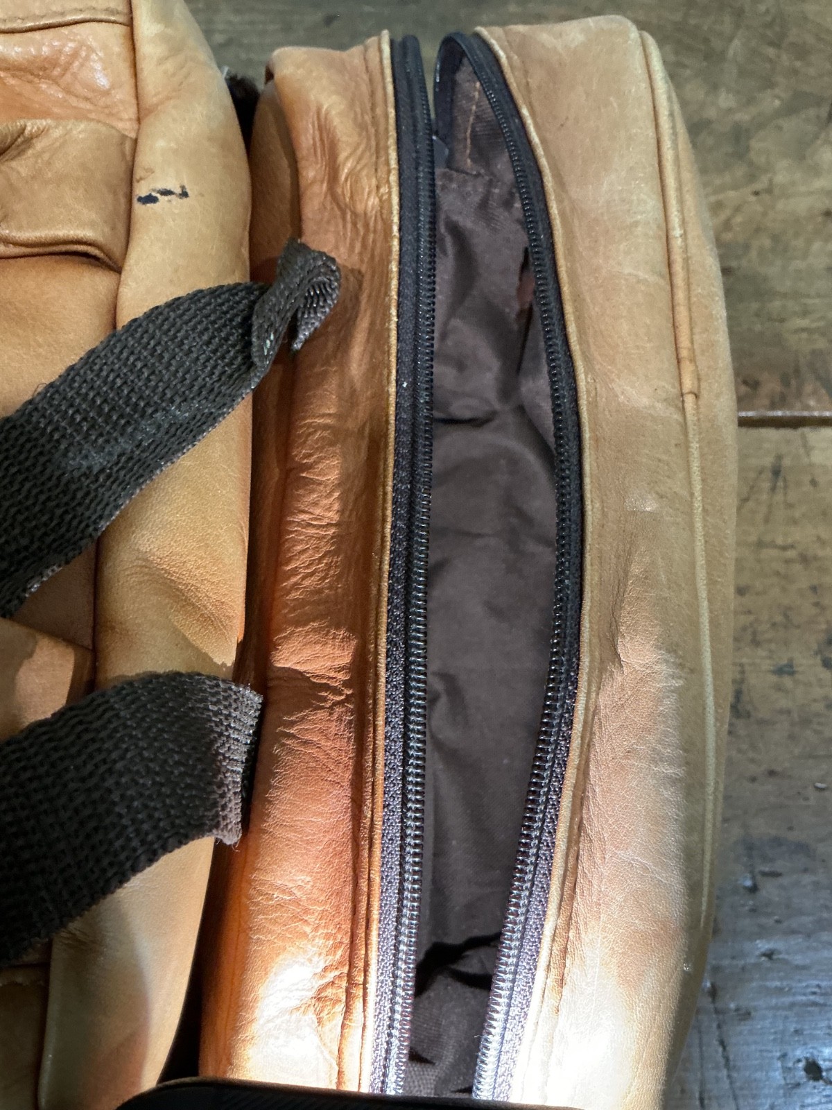 Vintage Leather Duffle/Weekender Bag Exterior & Interior Pockets Shoulder Strap
