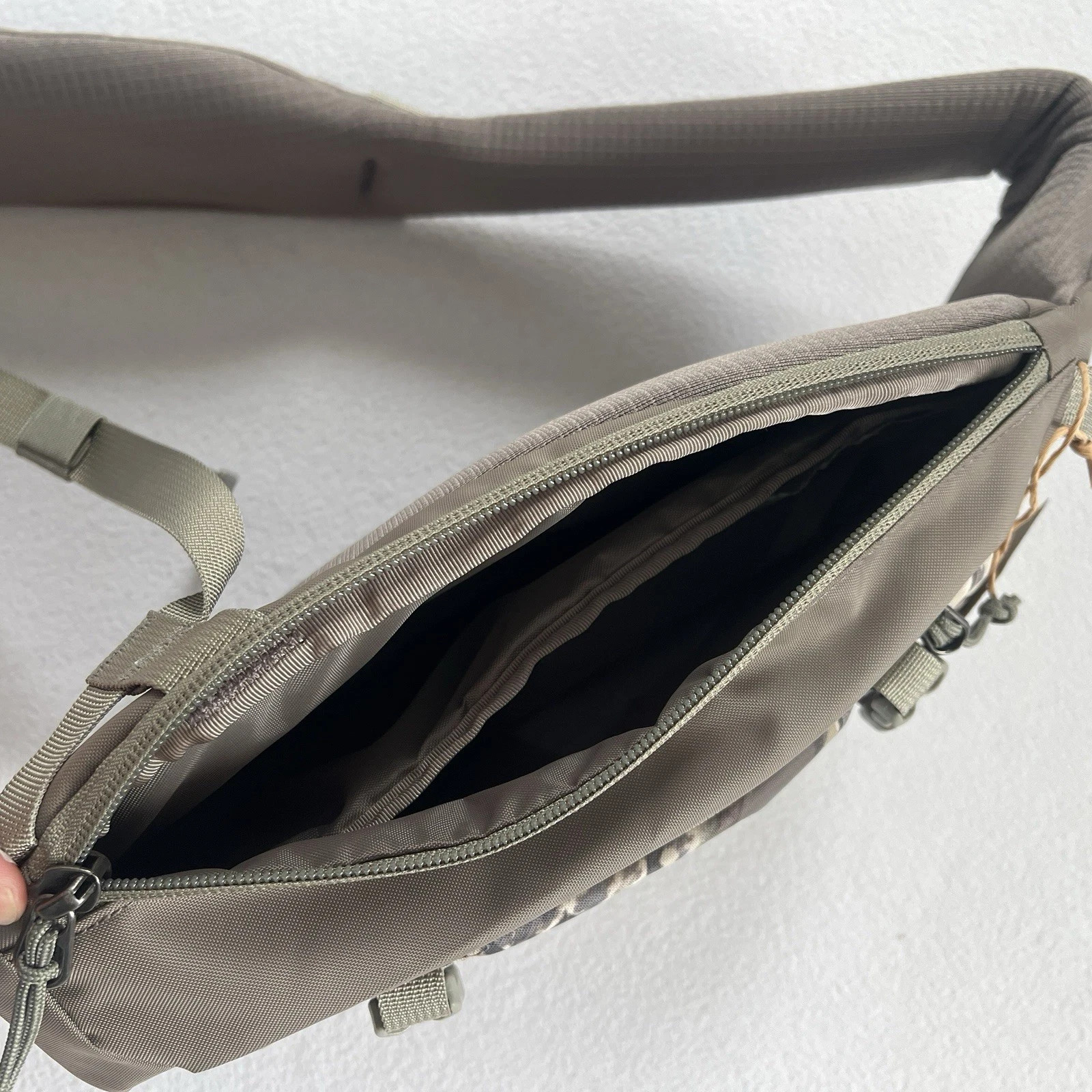 Patagonia Splashing Seas Wing Grey SPWI Print Atom Sling 8L Bag 48262 MissingTag