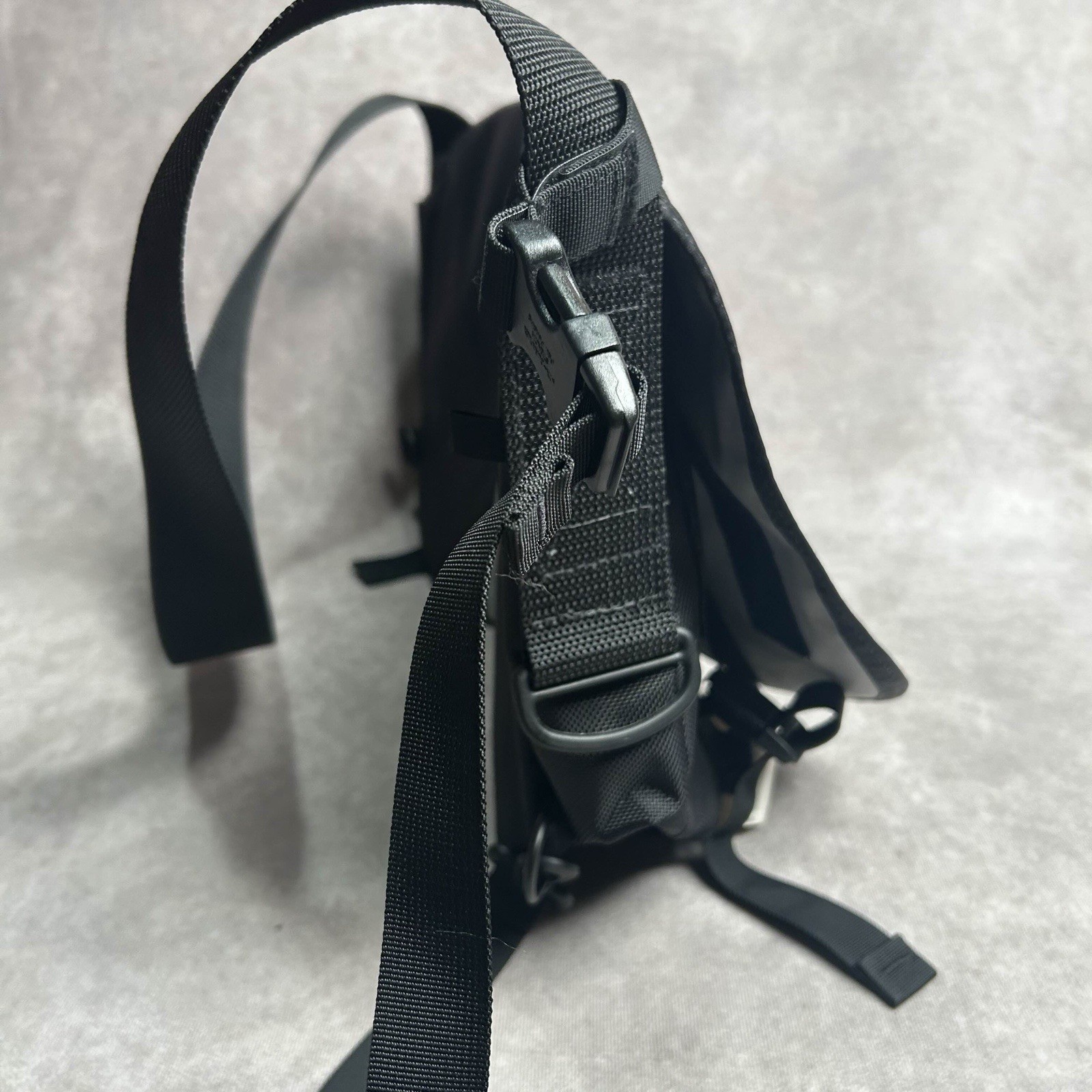 Timbuk2 Commute Messenger Crossbody Bag *Nektar Logo Black Blue Grey