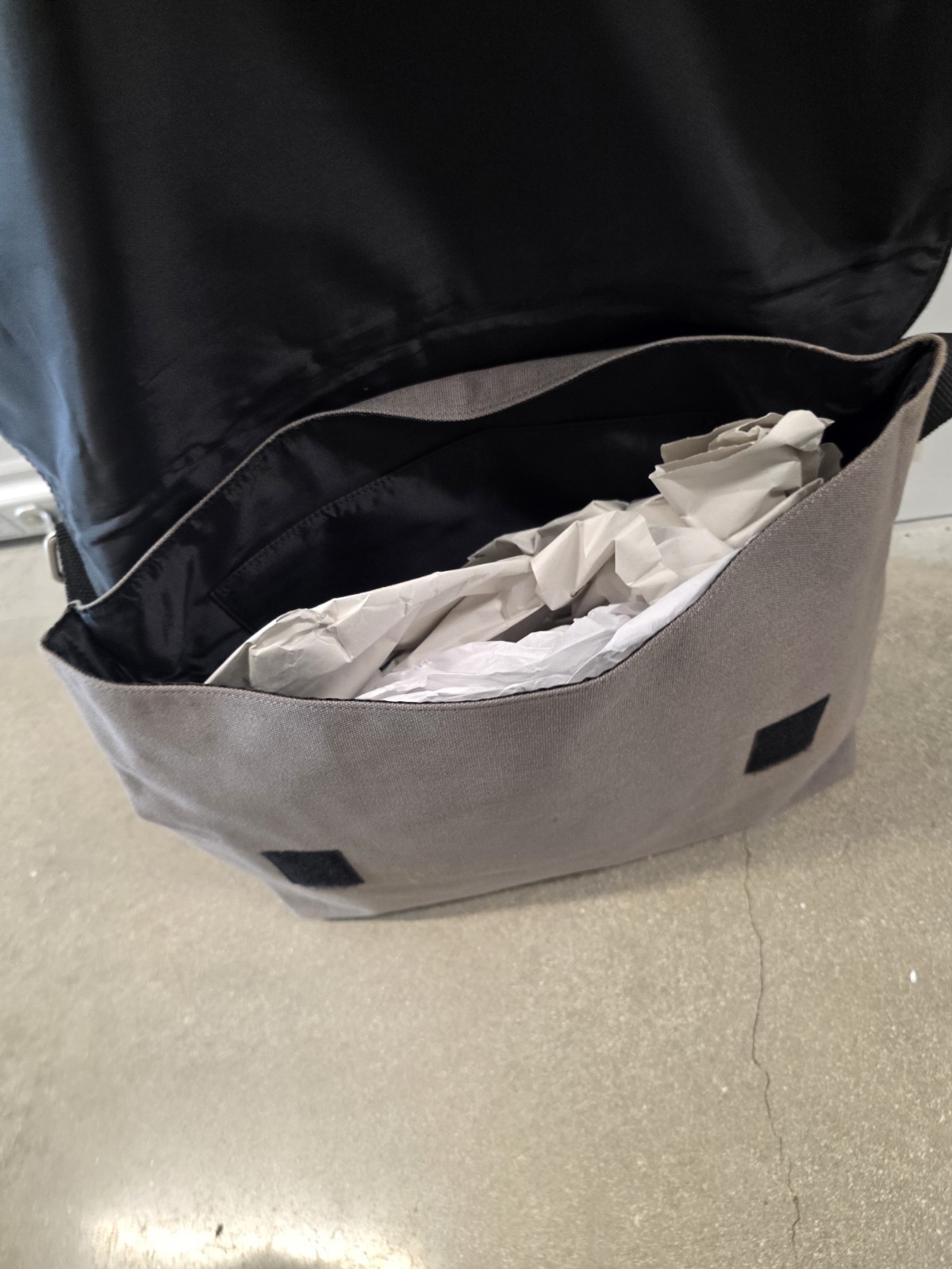 Perry Ellis Portfolio Men’s Medium Messenger Bag Black/Gray Solid Hook & Loop