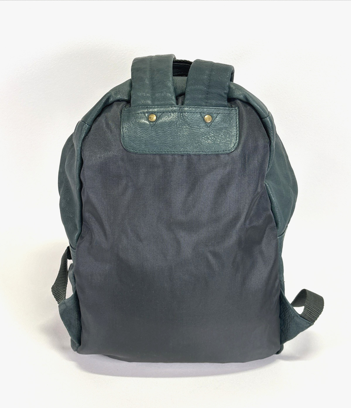 Wilson’s Adventure Bound Green Leather 2 YKK zippered pocket backpack Sunkissed
