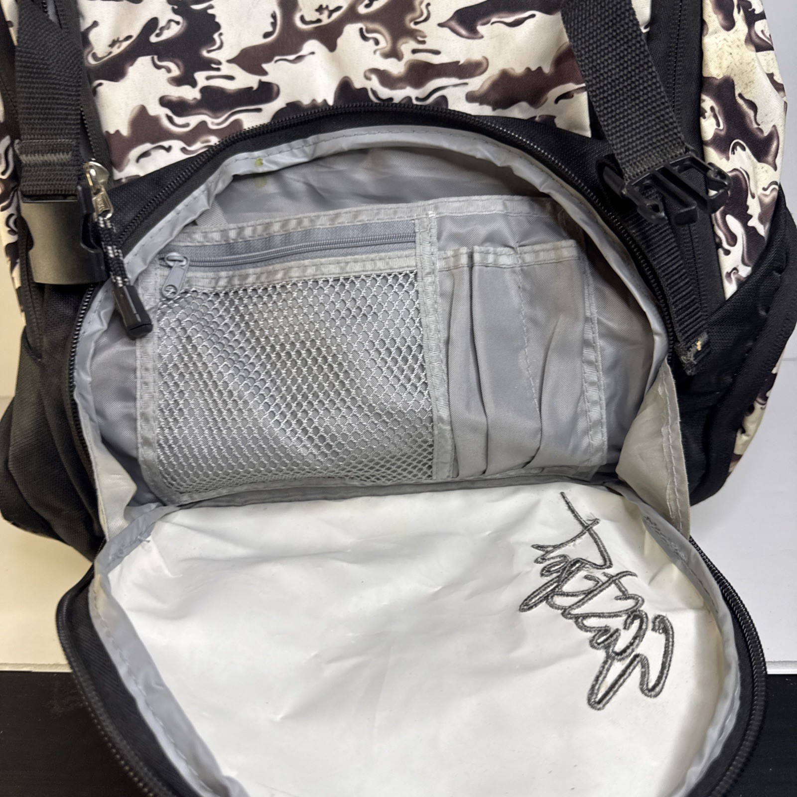 Eastport Xl Expansion Backpack In Abstract Black & White 6 Pockets EUC