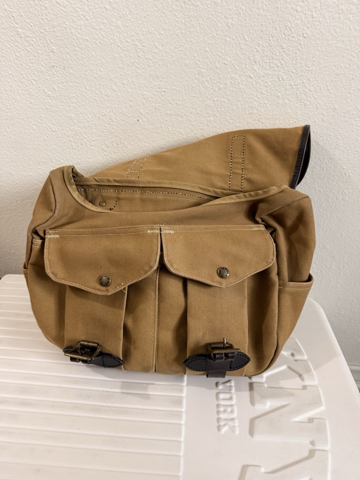 Filson Medium Rugged Twill Field Bag Tan