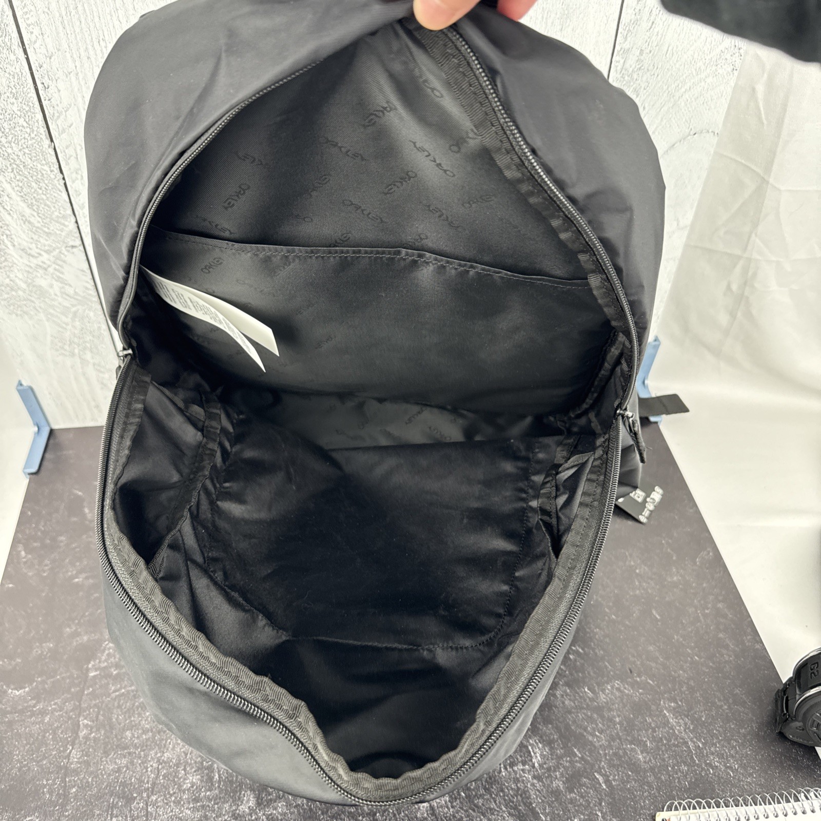 Oakley 23L Sport Backpack Black Nylon Durable Travel School Bag FOS901071 NWT