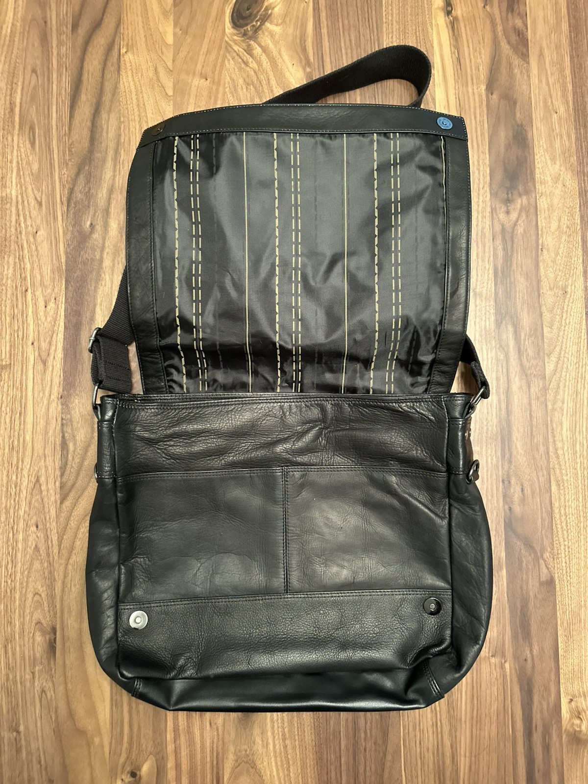 Kenneth Cole Reaction Black Leather Busi-Mess Essentials 527805 Messenger Bag