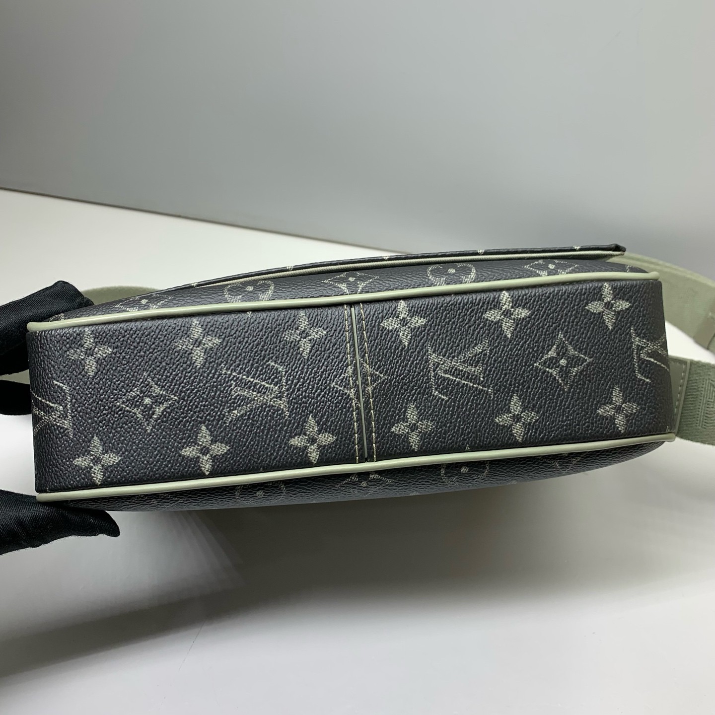 Louis Vuitton Pre-Owned Authentic DISTRICT Messenger Bag Crossbody Grey26x20x7cm