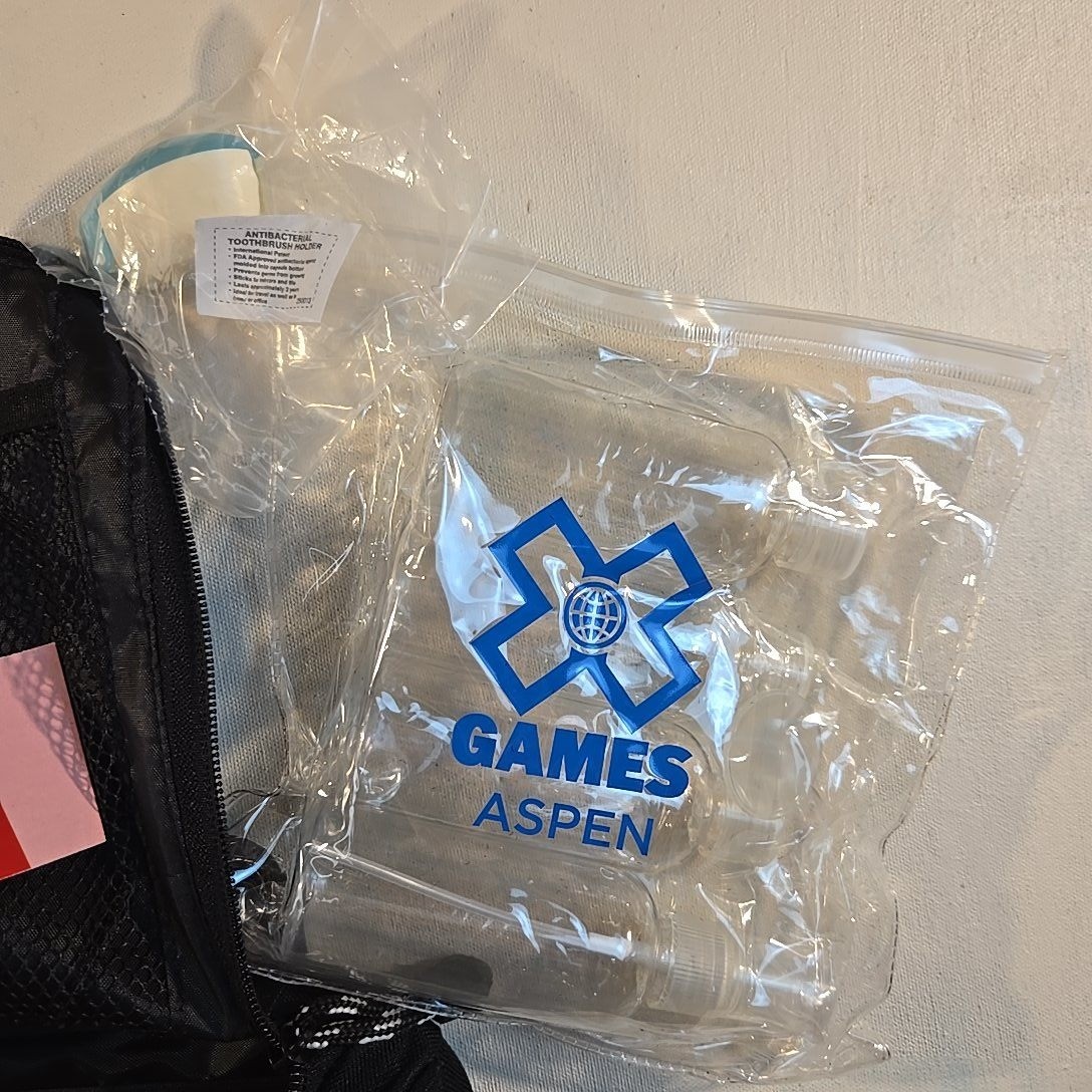 Leeds X Games Aspen Black Toiletry Duffel Bag Bottles Holder Travel Kit Colorado