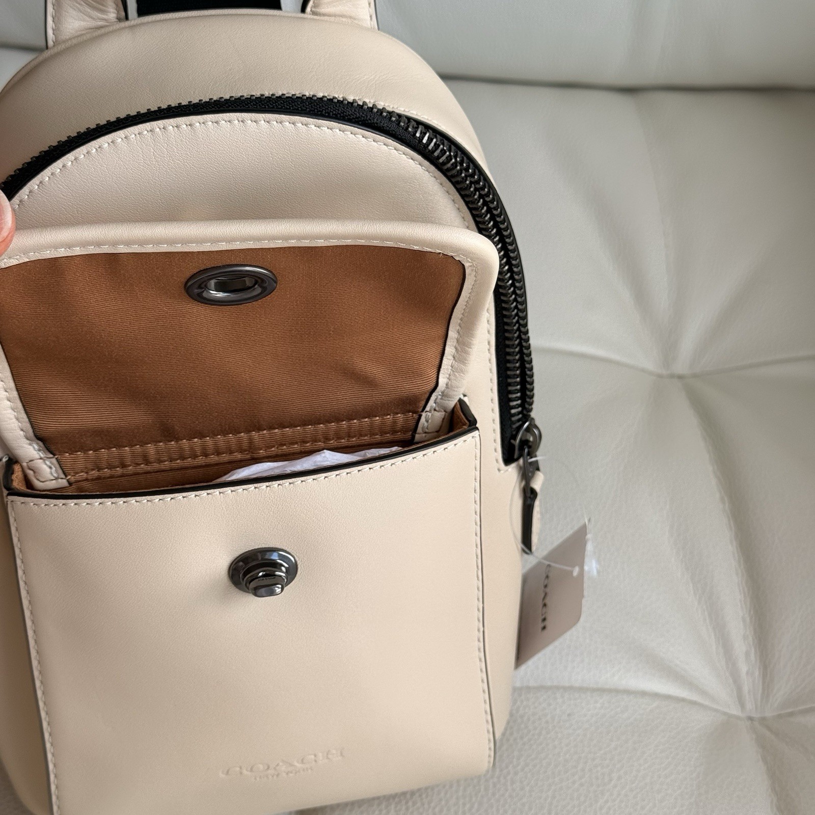 NWT COACH MEN’S Small Turnlock Sling Pack Bag Gunmetal/Ivory Calf Leather CAJ28