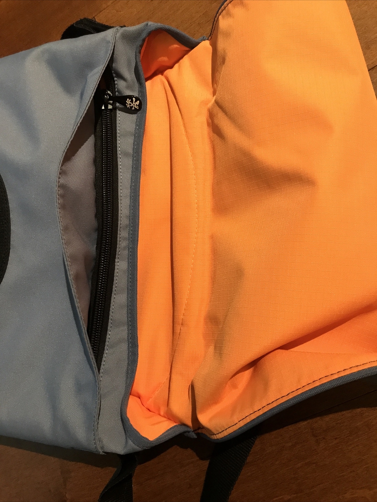 Crumpler The Skivvy Notebook Laptop Messenger Bag Light Blue Orange Interior