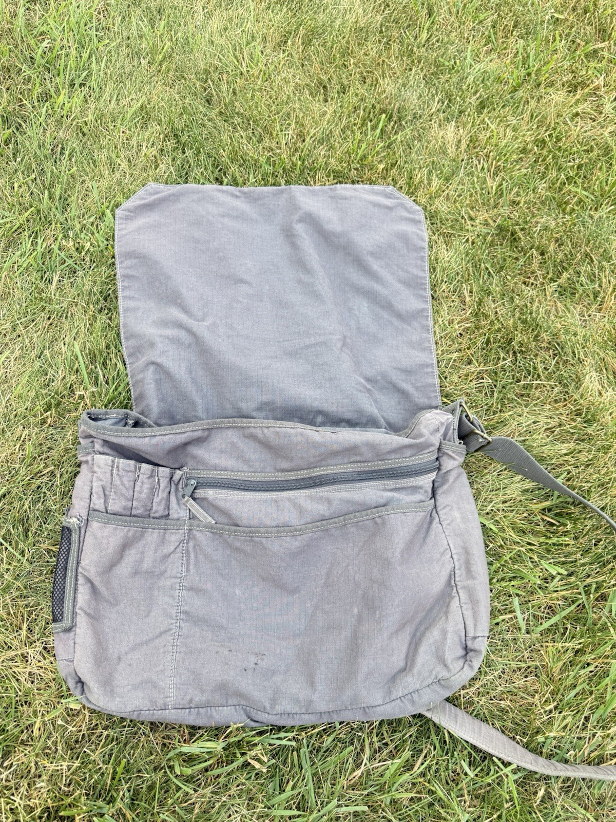 GAP Gray Solid Messenger Bag Zip Closure Adjustable Strap Pockets Travel