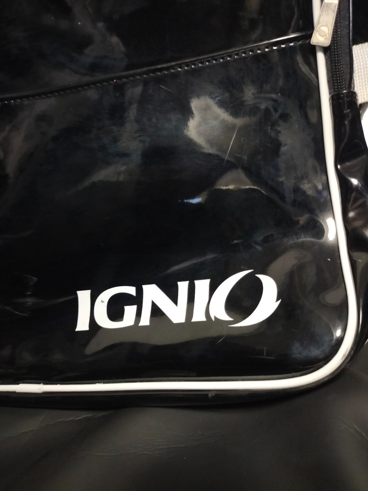 Glossy black enameled bag shiny thick vinyl outside IGNIO sports