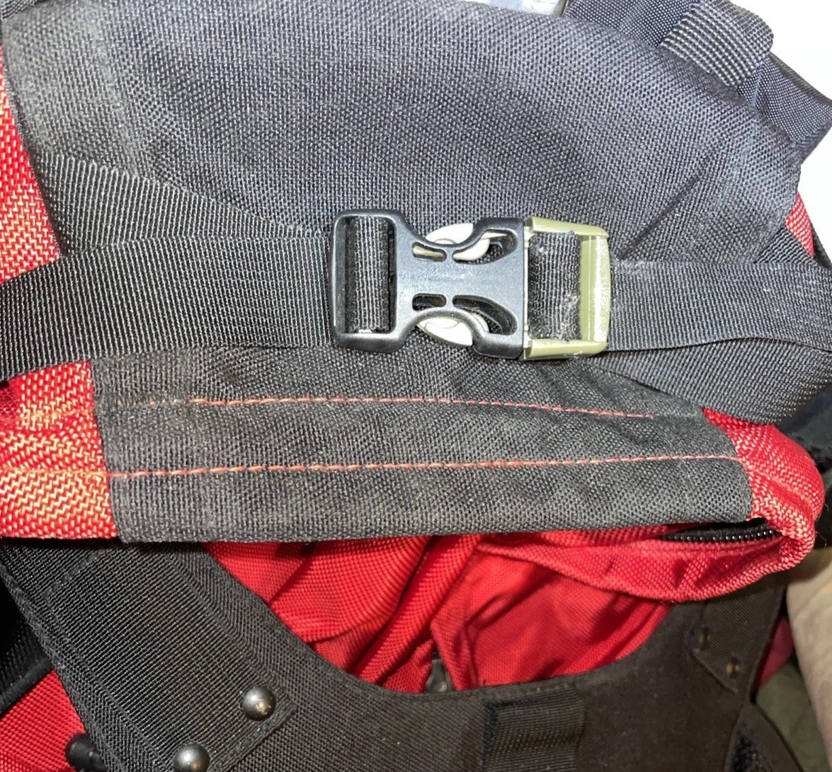 Vintage Oakley Icon Backpack Red Black Bag Nylon tactical Y2K / 90s PreOwned.