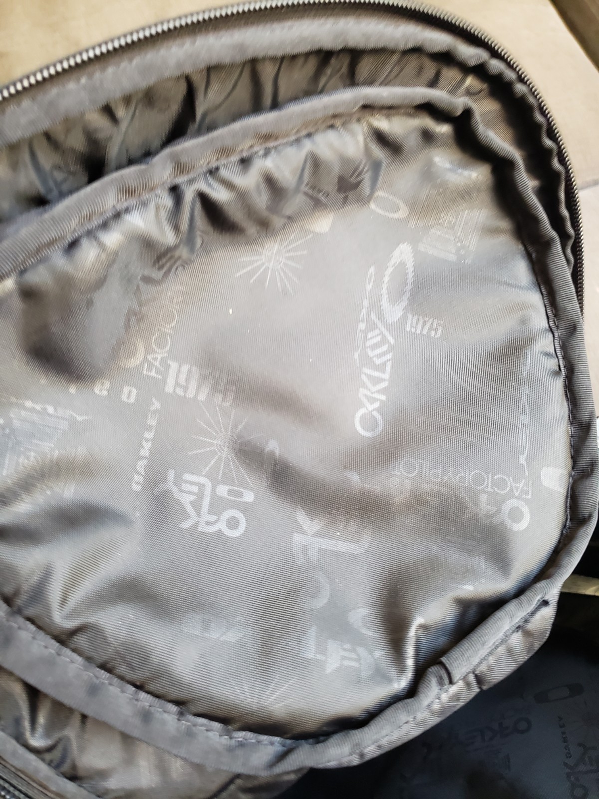 Oakley Voyage 25 Gray Black Backpack Waterproof Material – READ DESCRIPTION..