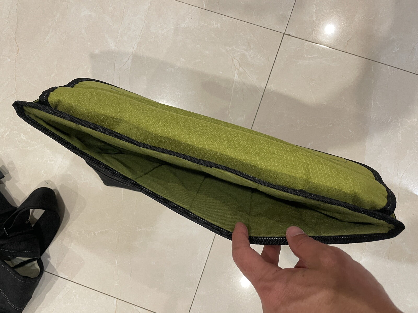 Booq Boa Nerve Computer Messenger Bag. Designed for the 15in MacBook Pro.