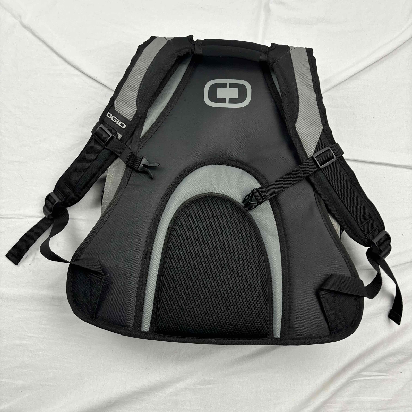 Ogio 8 TRE Backpack Black Audio Laptop Sleeve Organizer Panel Very Good xSpin
