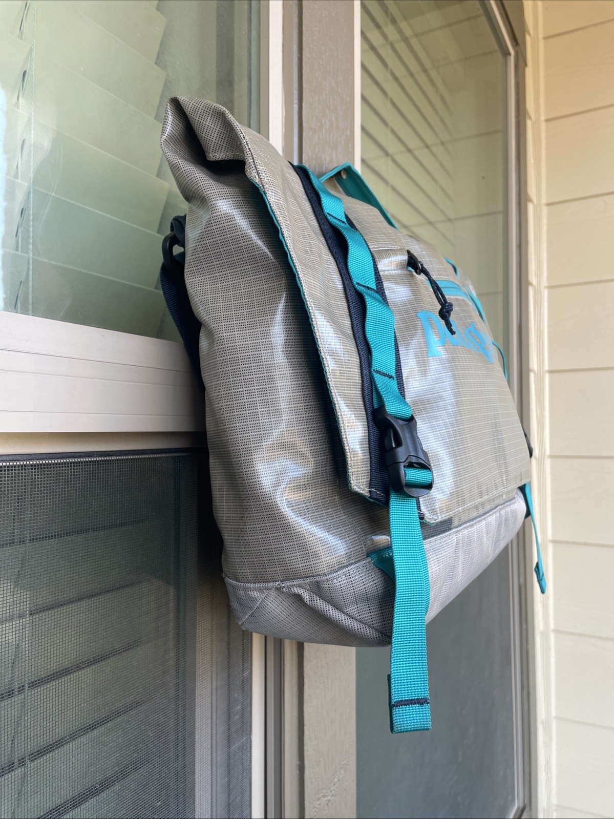 RARE Patagonia Black Hole Messenger 12L Bag Grey Turquoise Green Laptop 49321
