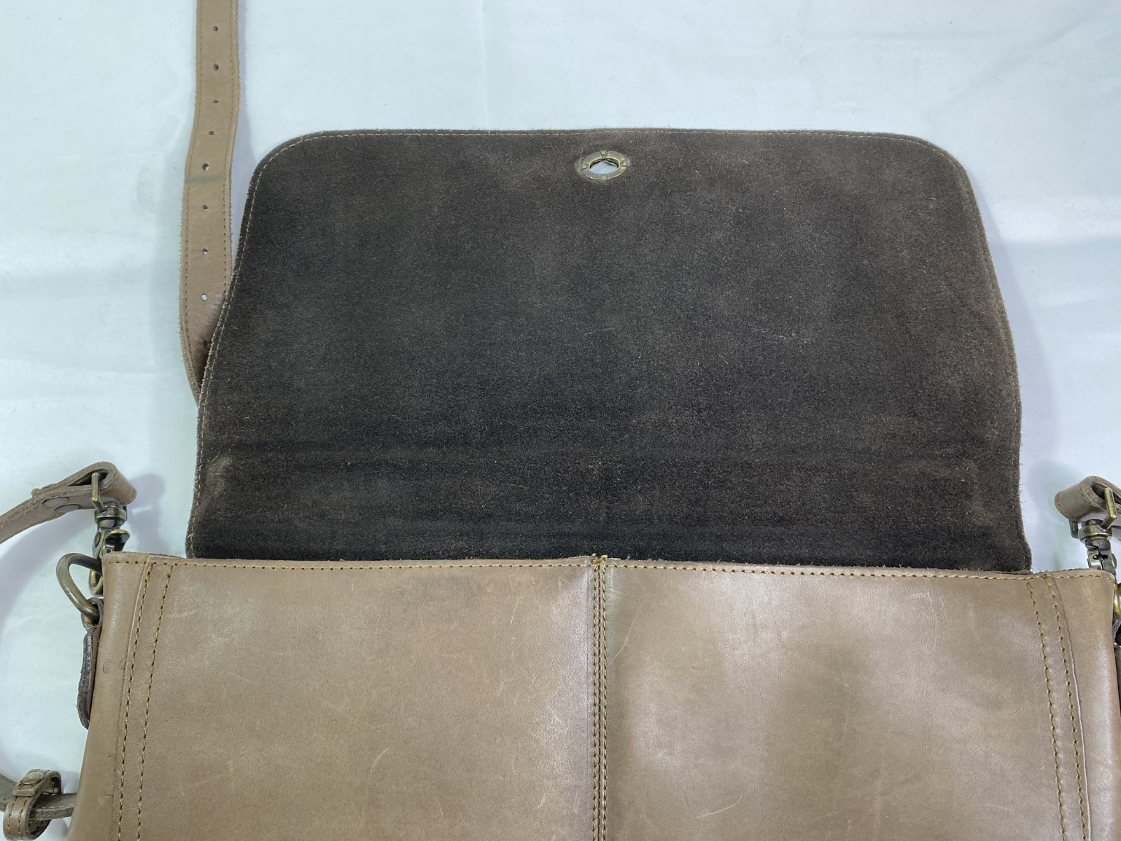Buffalo Jackson Trading Co. Roosevelt Leather Messenger Laptop Bag Taupe