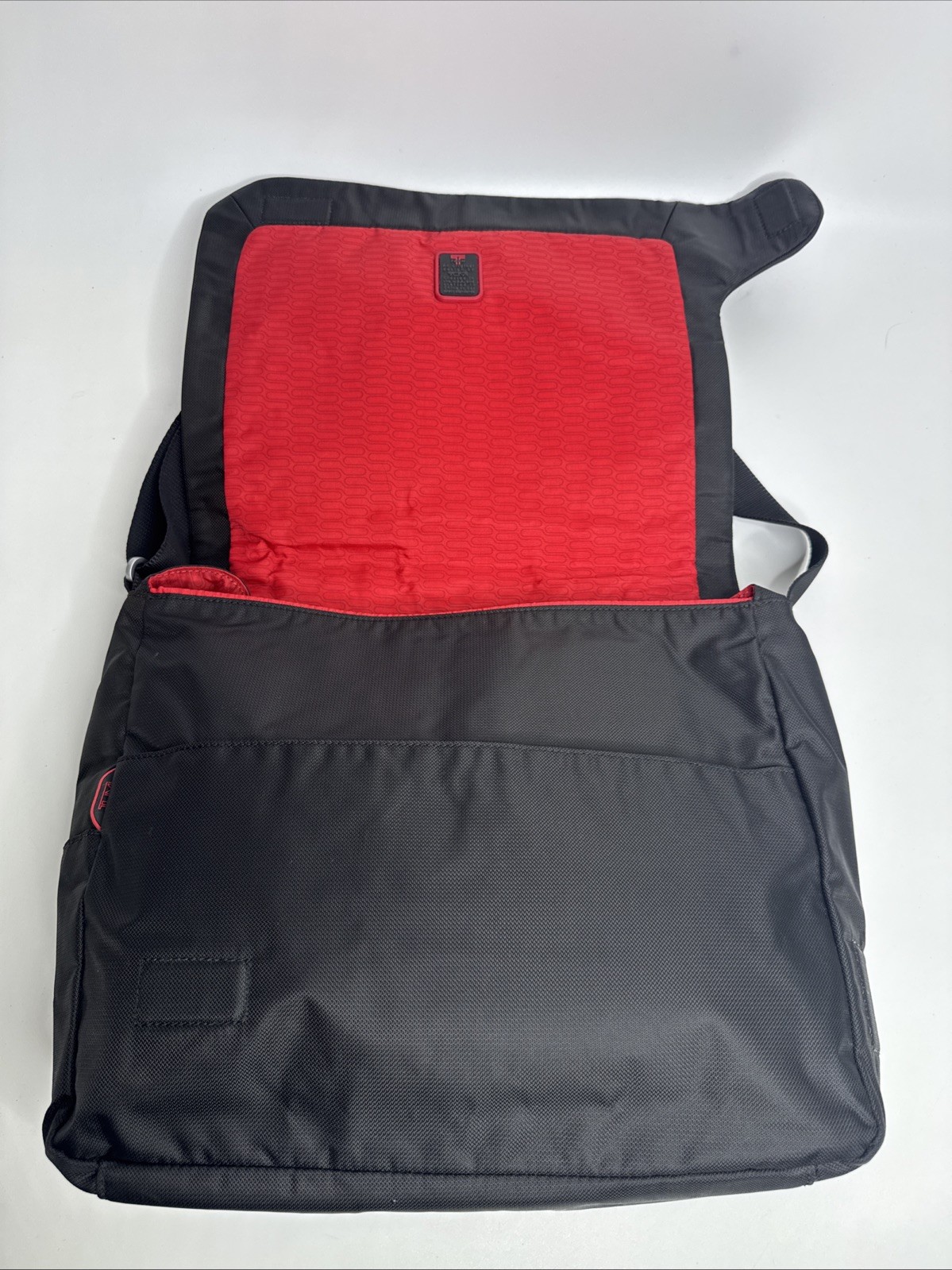 Tumi T-Tech Essential Black Slim Expandable Messenger Bag 5114D Black Red