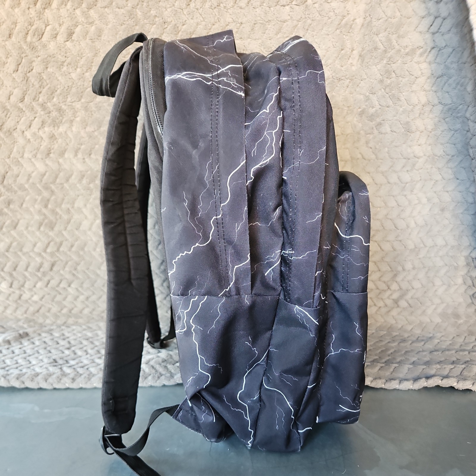 JanSport JS0A47AK Big Student Backpack 2100 cu in 34L 17 x 13 x 7.5 in